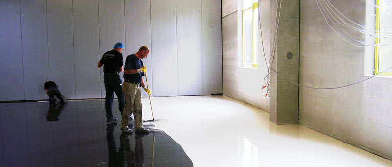 Industriebodensanierung mit Epoxidharzbeschichtung Industriebodensanierung eines typischen Gewerbeobjektes