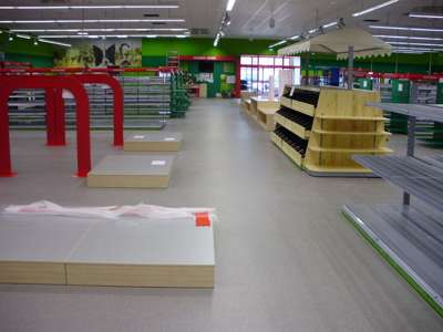 Niederviskoser Epoxidharzboden mit einer Objektgröße von 1.000 qm Niederviskoses Epoxidharz-Sanierungskonzept für den Fressnapf-Markt